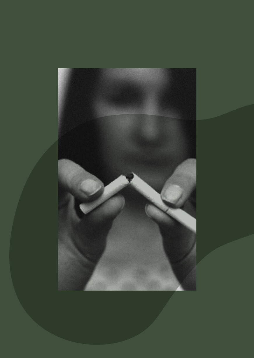 photo en noir et blanc sur fond vert d'une femme tenant dans ses mains une cigarette cassée. La photo illustre la cure arrêt du tabac que propose la luxopuncture