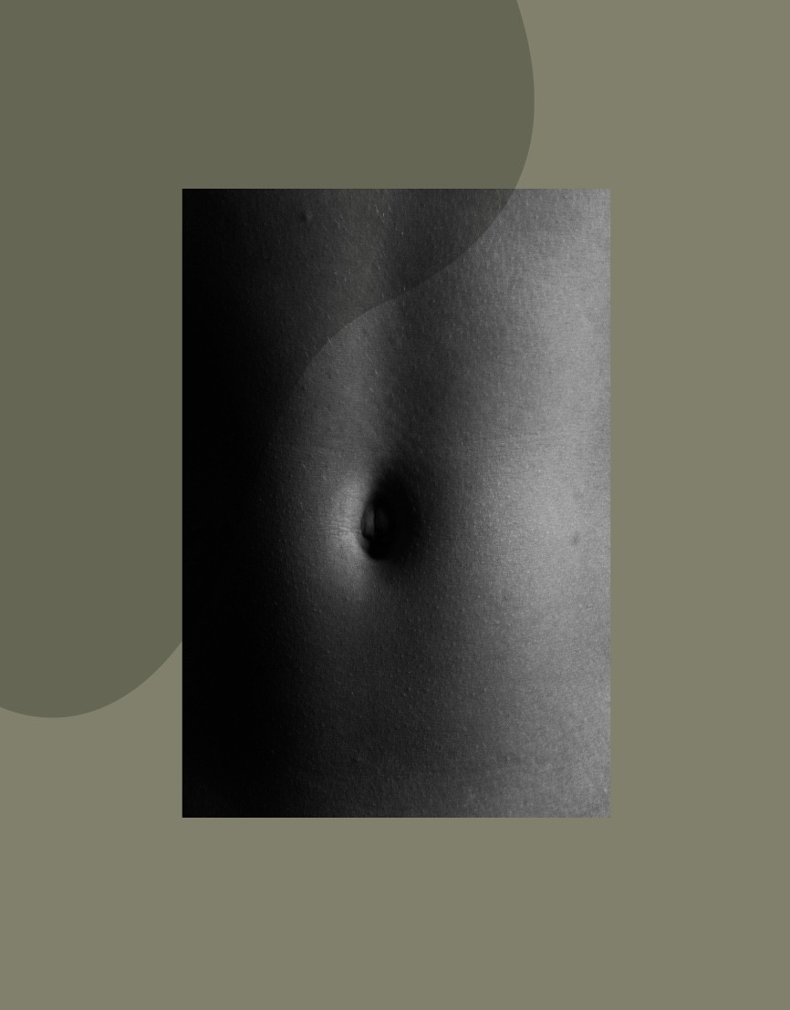 photo du ventre d'une femme en noir et blanc sur fond vert pour illustrer la cure de perte de poids luxopuncture