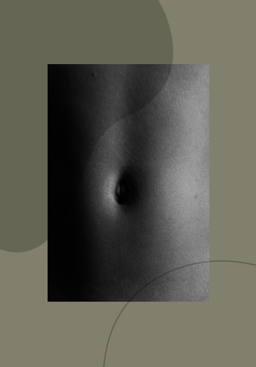 photo du ventre d'une femme en noir et blanc sur fond vert pour illustrer la cure de perte de poids luxopuncture