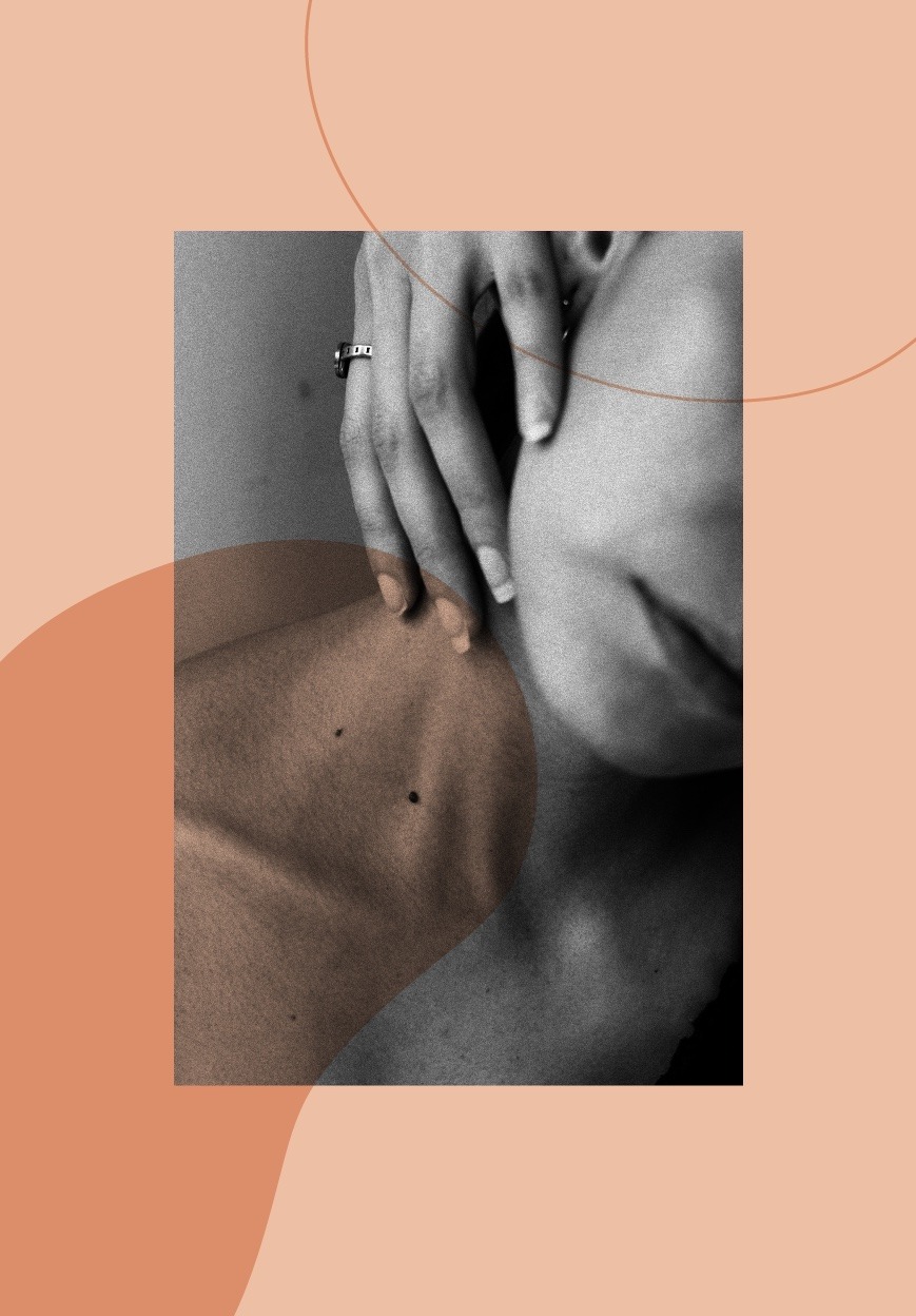 photo en noir et blanc sur fond orange d'une femme ayant la main sur son cou. La photo illustre la cure de relaxation que propose la luxopuncture